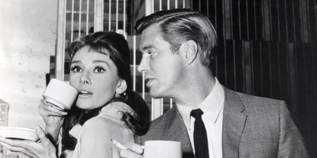 Desayuno con diamantes, tomando café