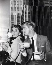 Desayuno con diamantes, tomando café