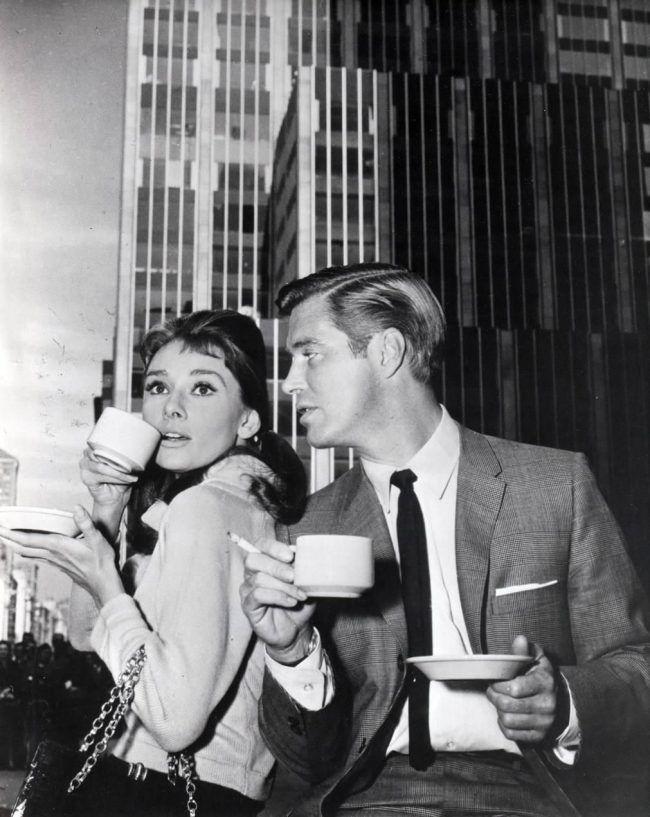 Desayuno con diamantes, tomando café